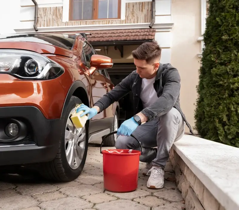 Lavage auto à domicile Lonrai : professionnel intervenant sur un véhicule